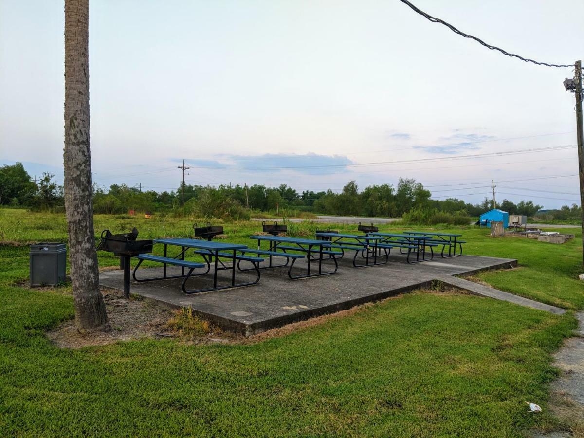 Lake Houmas Inn Екстер'єр фото
